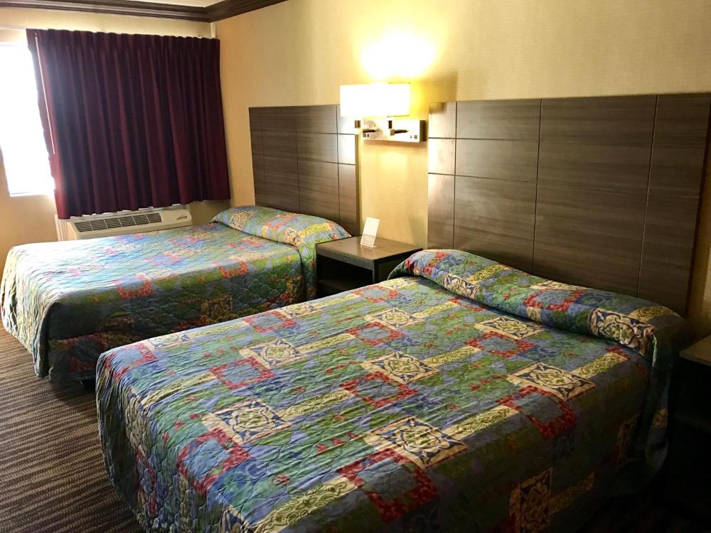 Queen Room with Two Queen Beds at Touristlodge, photo 4