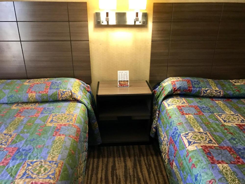 Queen Room with Two Queen Beds at Touristlodge, photo 5